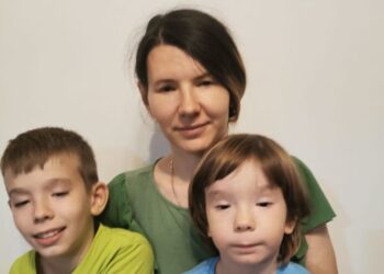 O mamă din București cere disperată ajutor pentru cei doi copii bolnavi al ei. David și Rafael au nevoie de operație la ochi, însă nu au fonduri suficiente pentru intervenții