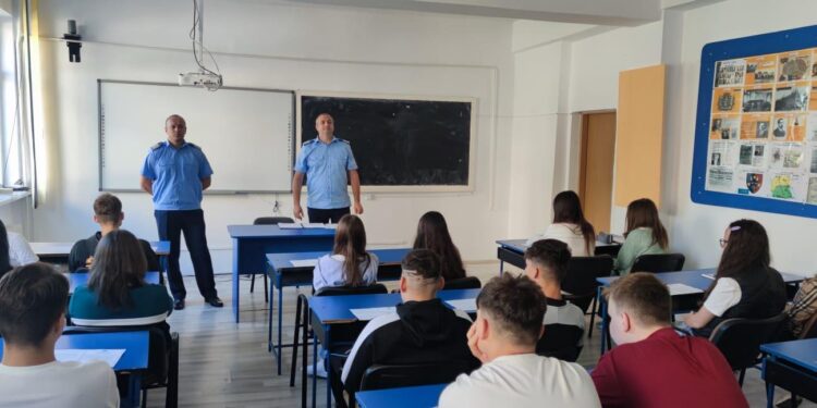 Jandarmii brăileni implicați activ în Programul „Ora de civilizație” desfășurat în școlile și liceele din municipiu
