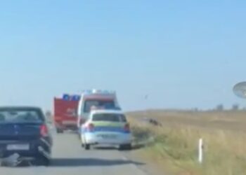 Un șofer cu care conducea o mașină cu ITP-ul expirat a pierdut controlul volanului și s-a răsturnat în afara părții carosabile
