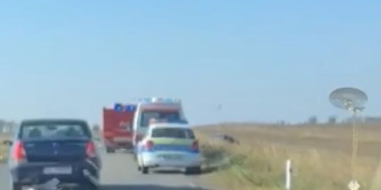 Un șofer cu care conducea o mașină cu ITP-ul expirat a pierdut controlul volanului și s-a răsturnat în afara părții carosabile