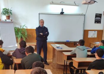 Programul „Școala în siguranță” continuă! Întâlnire a jandarmilor cu elevi și cadre didactice de la Liceul Tehnologic “Panait Istrati”