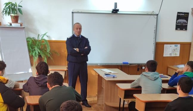 Programul „Școala în siguranță” continuă! Întâlnire a jandarmilor cu elevi și cadre didactice de la Liceul Tehnologic “Panait Istrati”