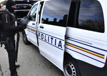 Urmăriți internațional, aduși în țară de polițiști
