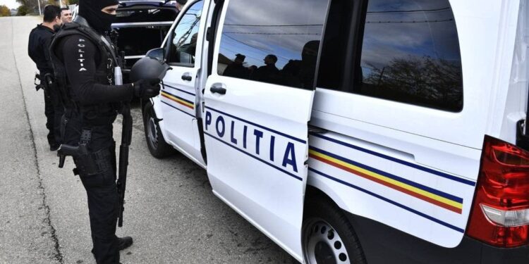Urmăriți internațional, aduși în țară de polițiști