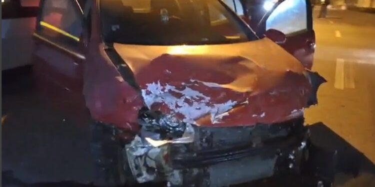 Video: Urmărire azi noapte pe străzile din Galați. Doi indivizi aflați într-o mașină cu numere de Brăila au refuzat să oprească la semnalul polițiștilor