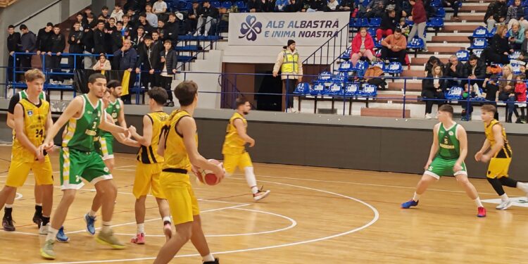 Spectacol baschetbalistic în meciul dintre Cuza Pirates Brăila și Agronomia București