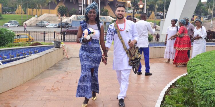 Artistul român căsătorit cu o prințesă din Africa, intră în cursa pentru alegerile parlamentare la Brăila