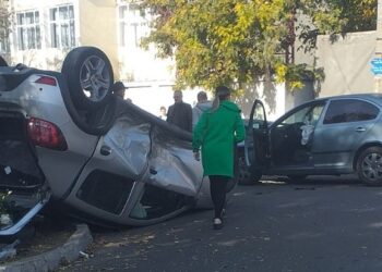 Nu a respectat semnificația indicatorului CEDEAZĂ TRECEREA și a intrat într-un alt autoturism, care s-a răsturnat