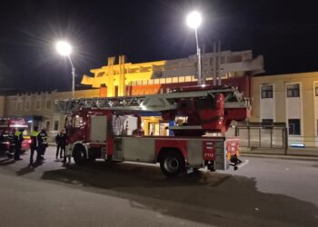 ameninta ca se sinucide