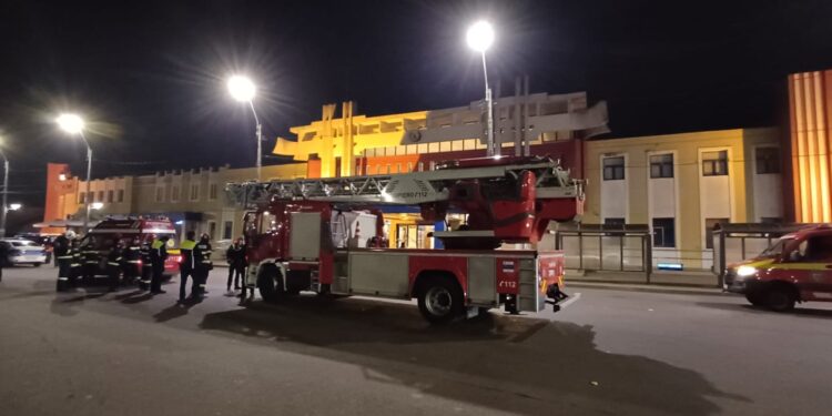 ameninta ca se sinucide