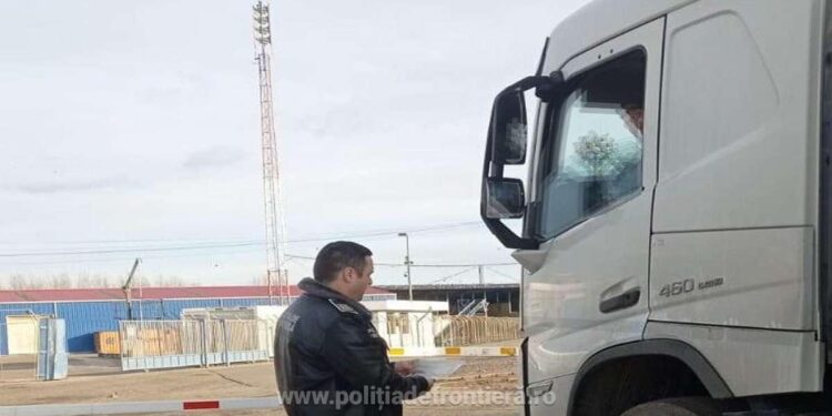 A încercat recuperarea plăcuțelor de înmatriculare, folosind polițe de asigurare RCA falsificate