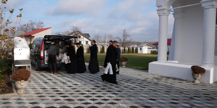 Daruri pentru 150 de copii din zona sinistrată oferite de preoții și credincioșii brăileni