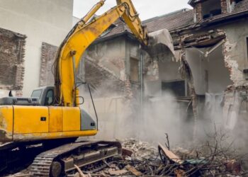Amendat de Garda de Mediu pentru că a depozitat deseurile de la demolarea unui grajd pe un amplasament neautorizat