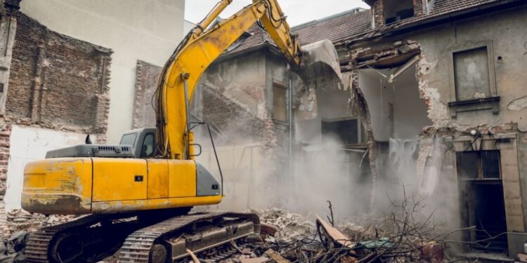 Amendat de Garda de Mediu pentru că a depozitat deseurile de la demolarea unui grajd pe un amplasament neautorizat