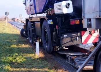 O defecțiune tehnică la un ansamblu rutier ce efectua un transport în regim de gabarit depășit a blocat un sens de mers pe DN23