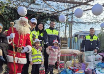 POLIȚIȘTII S-AU MOBILIZAT PENTRU A SPRIJINI FAMILIA AFECTATĂ DE INCENDIU