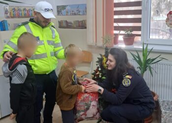 Polițiștii sprijină educația și bucuria copiilor printr-o acțiune de donație de cărți și cadouri