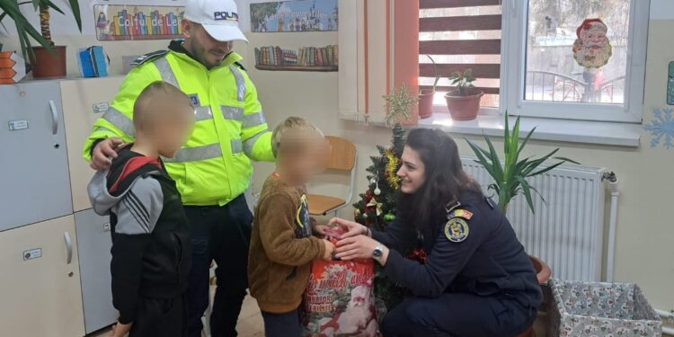 Polițiștii sprijină educația și bucuria copiilor printr-o acțiune de donație de cărți și cadouri