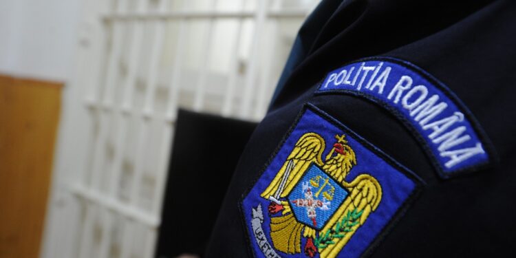 adus in tara sub escorta