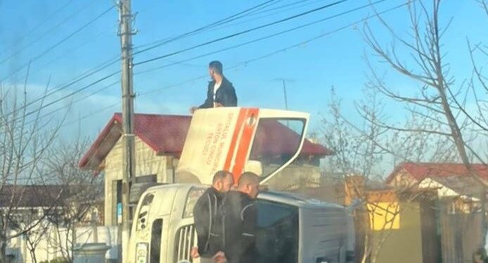 Ambulanță pentru transport pacienți, ce aparține Spitalului Municipal din Tecuci, a intrat într-un podeț de beton și s-a răsturnat