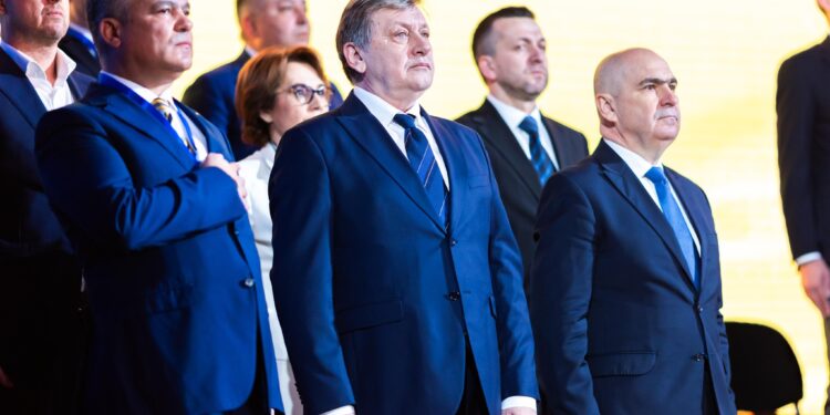 Consiliul Național al PNL l-a validat pe Crin Antonescu drept candidat la prezidențiale