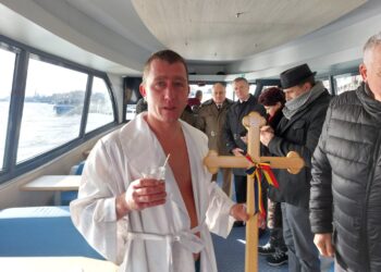Nichițelea a recuperat a cincea oară crucea din apele Dunării