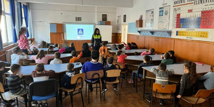Polițiștii brăileni - sursă de informare și încurajare pentru elevii brăileni