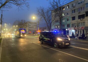 Intervenția jandarmilor în cazul unui tramvai cu călători care a pornit de pe loc, cu ușile blocate