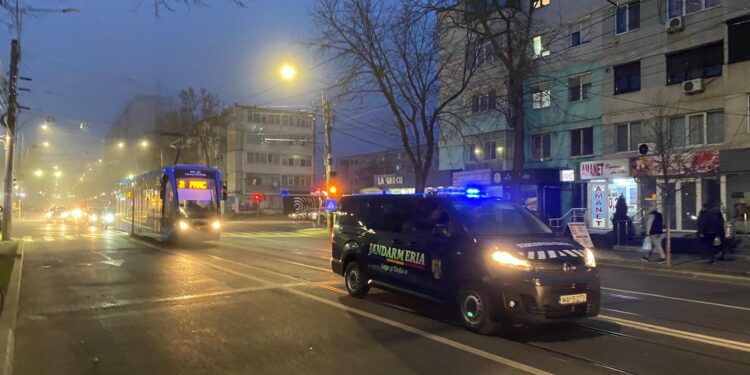 Intervenția jandarmilor în cazul unui tramvai cu călători care a pornit de pe loc, cu ușile blocate