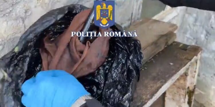 Pistol letal găsit în podul unei case din municipiul Brăila