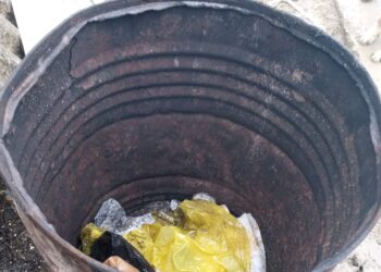 Amendat de Garda de Mediu pentru că a incinerat deșeuri reciclabile într-un butoi metalic