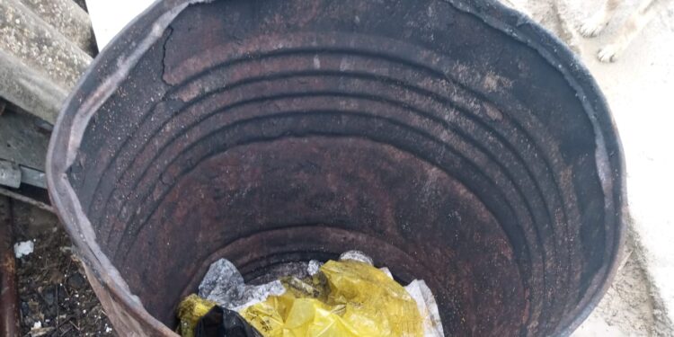 Amendat de Garda de Mediu pentru că a incinerat deșeuri reciclabile într-un butoi metalic