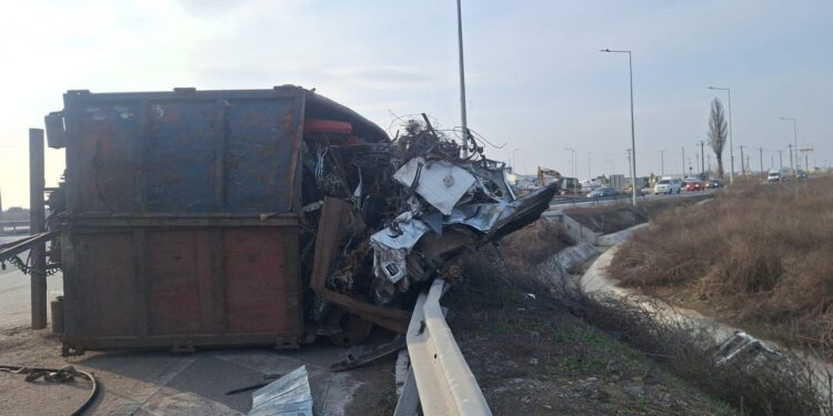 Camion cu fier vechi răsturnat pe șoseaua de centură