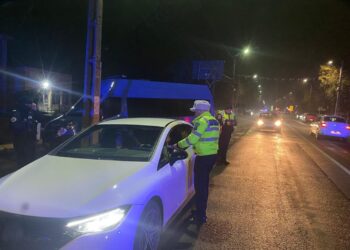 În trafic cu un autoturism ce avea numere de înmatriculare atribuite altui autovehicul