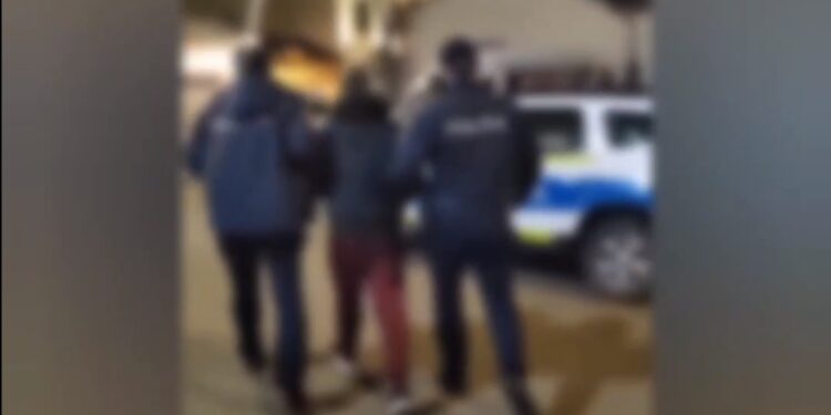 Arestat pentru că ar fi violat o fată de 15 ani