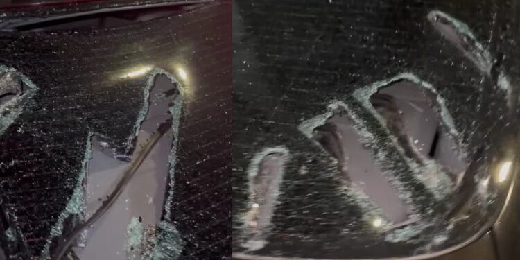 Autoturism aflat în trafic vandalizat de un grup de persoane
