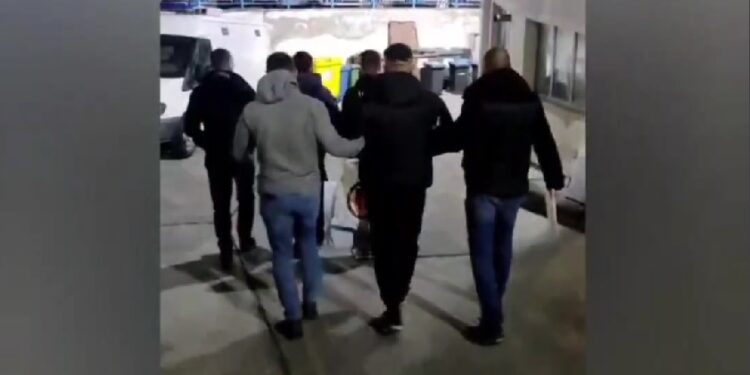 Trei tineri reținuți și apoi arestați preventiv pentru tâlhărie calificată