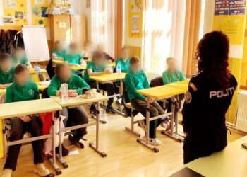 Polițiștii s-au întâlnit cu elevii de la Școala gimnazială din Vădeni