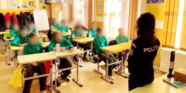 Polițiștii s-au întâlnit cu elevii de la Școala gimnazială din Vădeni