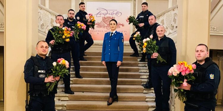 Jandarmii au oferit flori doamnelor și domnișoarelor