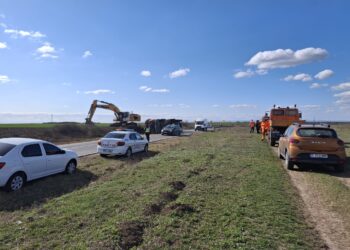 Tir încarcat cu piatră răsturnat