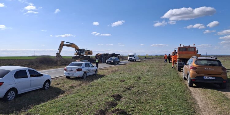 Tir încarcat cu piatră răsturnat