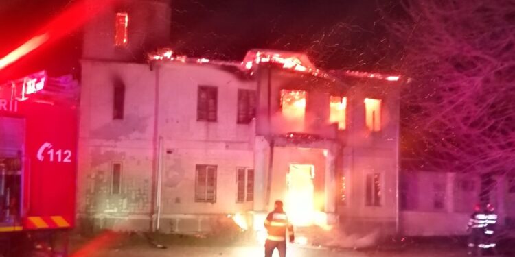 Incendiu în comuna Viziru, în vecinătatea Centrului Local APIA