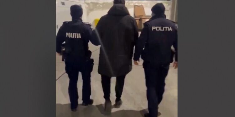 Reținut de polițiști și arestat preventiv pentru șantaj, violarea vieții private și încălcarea ordinului de protecție