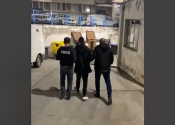 Minor reținut de polițiști, plasat în arest la domiciliu pentru tâlhărie
