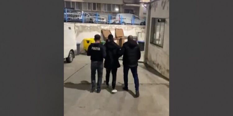 Minor reținut de polițiști, plasat în arest la domiciliu pentru tâlhărie