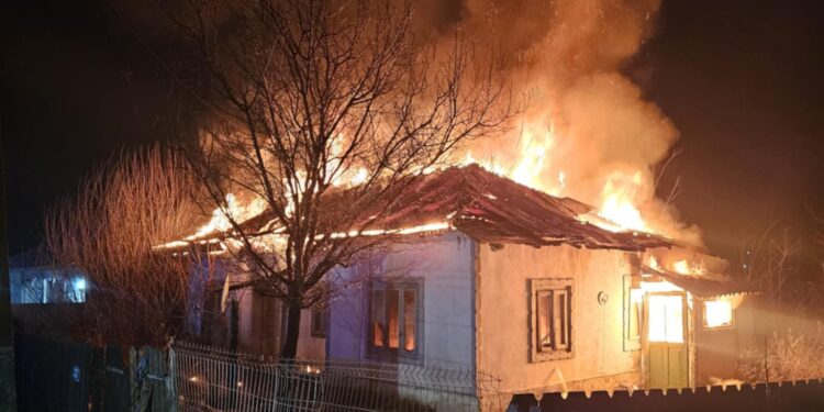 Incendiu devastator la o casă nelocuită din comuna Viziru
