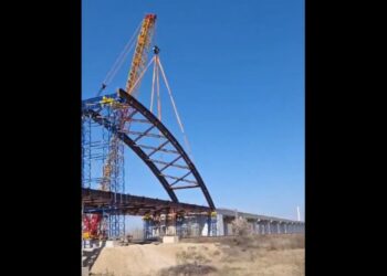 Se montează arcele metalice la pasajul peste calea ferată Brăila- Galați