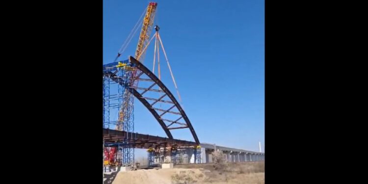 Se montează arcele metalice la pasajul peste calea ferată Brăila- Galați