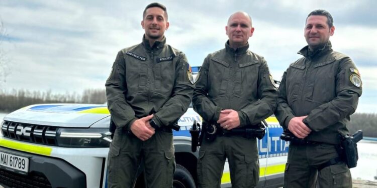 Mamă și copil în siguranță după intervenția polițiștilor